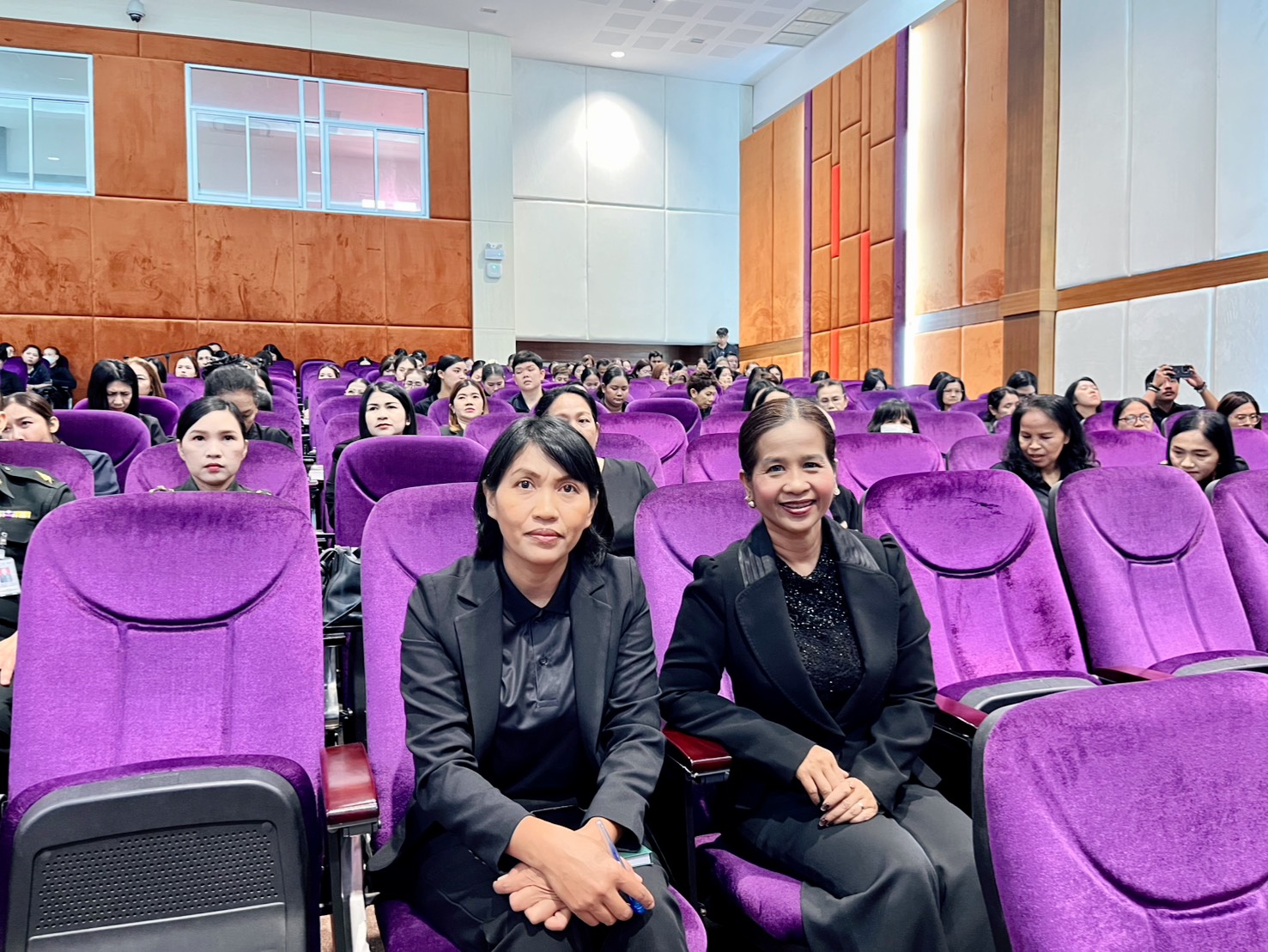 title - ปฏิรูปที่ดินจังหวัดเพชรบุรี มอบหมายให้ นางสาวนงลักษณ์ เล็กน้อย เจ้าพนักงานธุรการชำนาญงาน และ นางสาวขวัญใจ เพชรสวน นักวิชาการปฏิรูปที่ดินชำนาญการ ร่วมโครงการฝึกอบรม หลักสูตร 